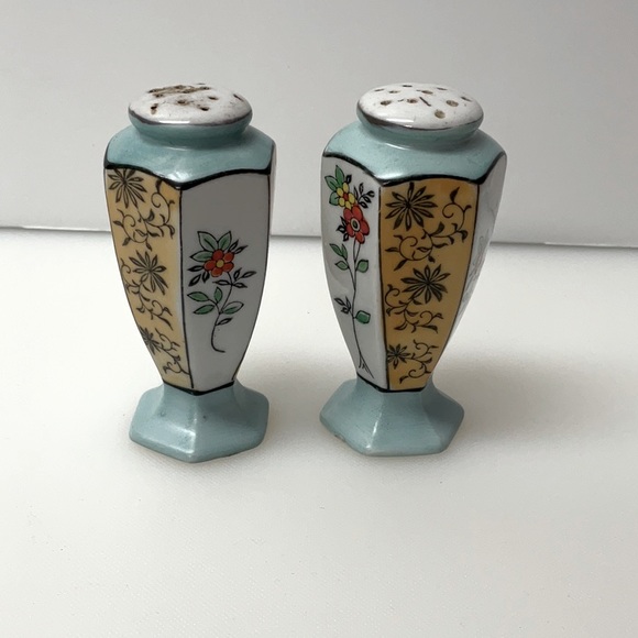 VINTAGE Hand Painted Salt & Pepper Shakers Flower Japan Blue Yellow - Picture 1 of 8